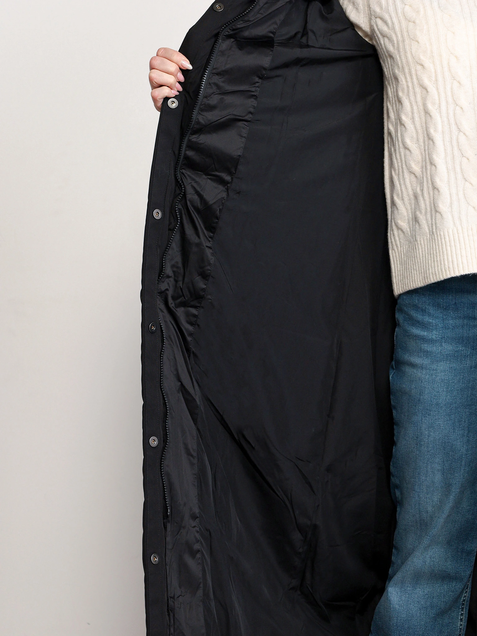 Пуховик черного цвета с капюшоном